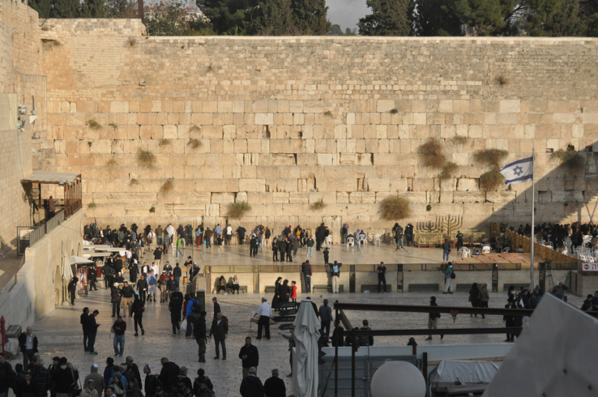 Zeci de pelerini romani blocati din cauza razboiului din Israel au fost evacuati cu autocarele