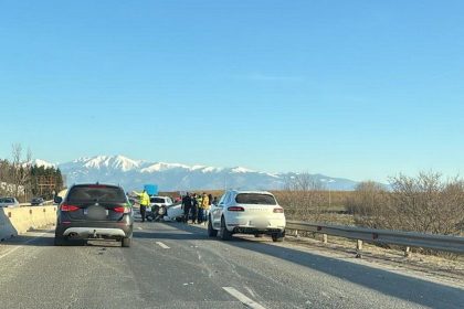 accident pe DN1 in apropierea selimbarului una dintre masini sa rasturnat foto