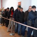 cozi imense la ghiseele de taxe si impozite sibienii s au adunat pentru a beneficia de reducerea de 10