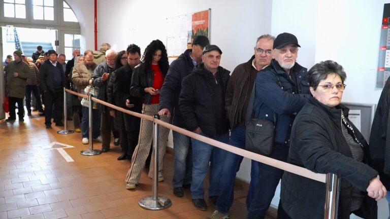 cozi imense la ghiseele de taxe si impozite sibienii s au adunat pentru a beneficia de reducerea de 10