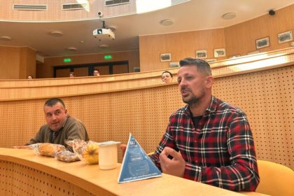 discutie deschisa intre parinti si furnizorii cornul si laptele la sibiu cornul produsul cel mai contestat video foto