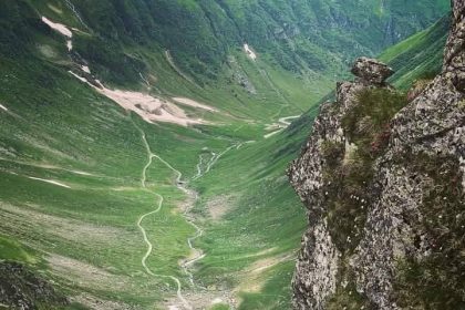 expoziia Om i Munte prezint la Sibiu fotografii consacrate naturii i drumeiilor montane recital folk la deschidere