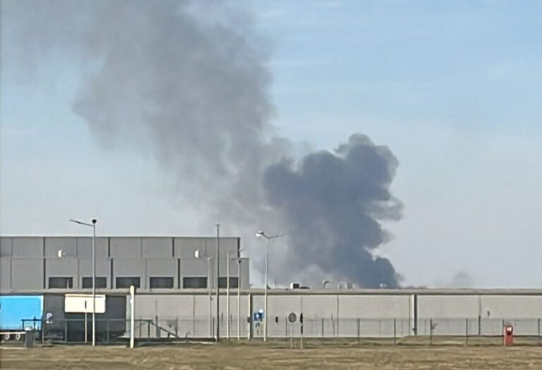 incendiu de vegetatie la iesirea din ocna sibiului fumul negru este vizibil din sibiu foto