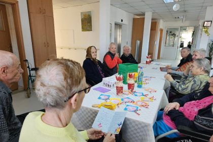 lacrimi si zambete la salistemartisoare realizate de bunici pentru copiii din talmaciu foto