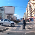 manevra riscanta in sibiu o soferita intoarce masina pe trecerea de pietoni in momentul in care un batran traversa video