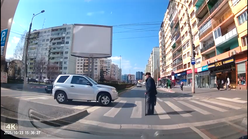 manevra riscanta in sibiu o soferita intoarce masina pe trecerea de pietoni in momentul in care un batran traversa video