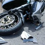 motocicleta accidentata de o masina in broscarie doi tineri au fost raniti