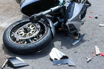 motocicleta accidentata de o masina in broscarie doi tineri au fost raniti
