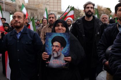 reactii opuse in iran dupa decesul lui ali khamenei sarbatoare si tristete in aceeasi noapte