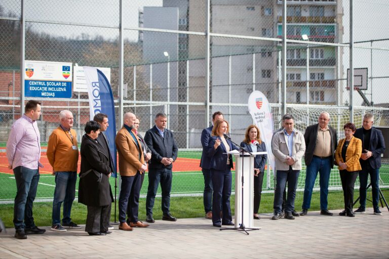 terenul de sport in valoare de 1 milion de lei a fost inaugurat la mediash poarta numele antrenorului nicolae pistea