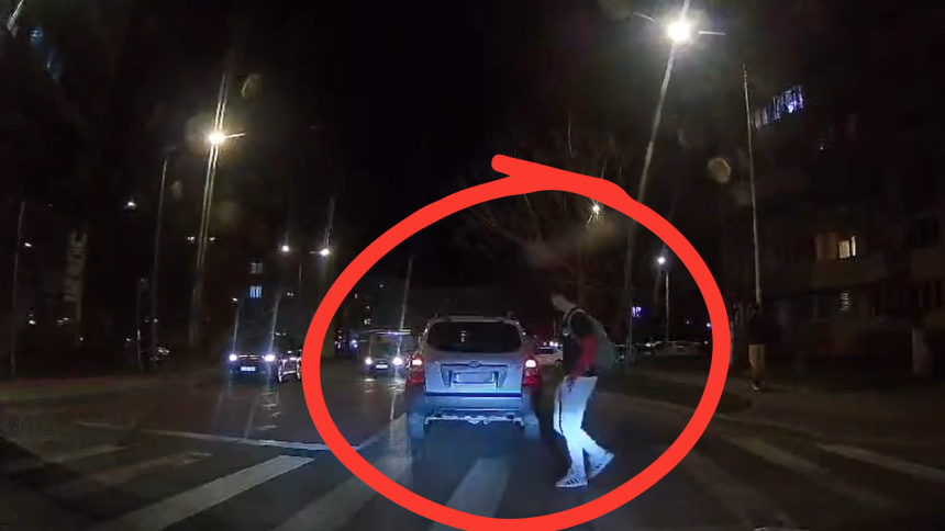 tupeu extrem la volan in cartierul arhitectilor a fost aproape sa lovesca un pieton si a aruncat gunoaie pe geam mi a taiat calea intentionat video