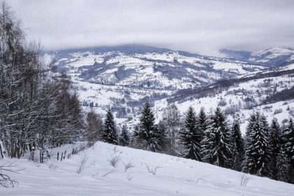 viscol intens si strat generos de zapada la munte pana luni