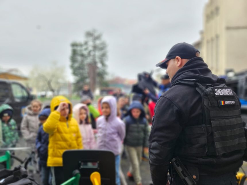 Cum au reusit peste 100 de copii din Sibiu sa se antreneze cu jandarmii a fost multa agitatie foto