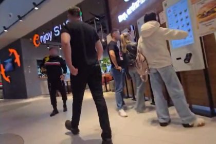 P batand in Promenada Mall Sibiu un livrator Glovo s a certat cu un angajat de la Burger King video