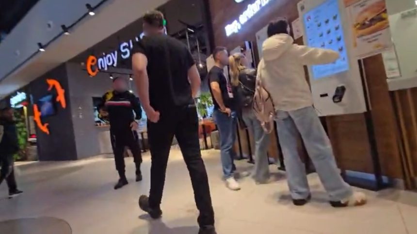 P batand in Promenada Mall Sibiu un livrator Glovo s a certat cu un angajat de la Burger King video