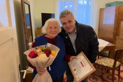 Primarul Mediasului in vizita la varstnicii din oras cel mai in varsta are 99 de ani foto