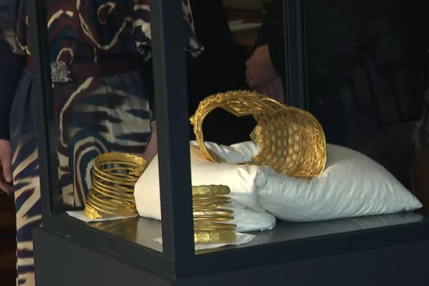 Tezaurul dacic revine acasa coiful si cele doua bratari restituite Romaniei de Olanda video