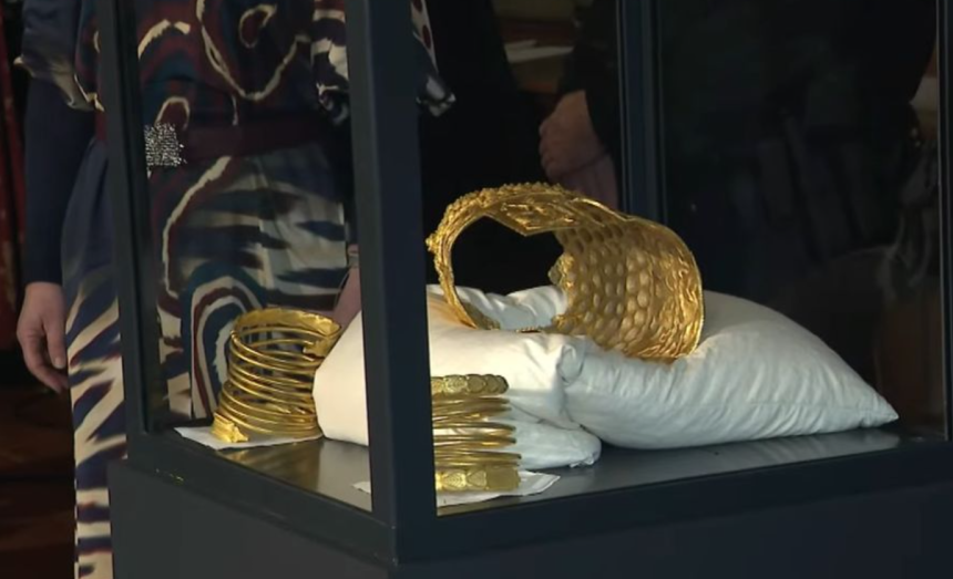 Tezaurul dacic revine acasa coiful si cele doua bratari restituite Romaniei de Olanda video
