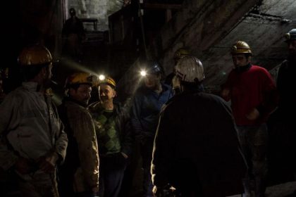 Zeci de mineri s au baricadat in subteran la mina Lupeni refuzand sa urce la suprafata dupa schimb conducerea a coborat pentru negocieri