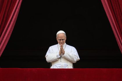 papa leon primul lider american al bisericii catolice transmite un mesaj subtil pentru donald trump dumnezeu respinge rugaciunile celor care declanseaza razboaie