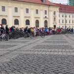 100 de sibieni au mers azi cu bicicleta în Turul școlilor, pe vreme rea