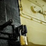 3 ani de închisoare pentru un lanț furat; familia a mințit poliția