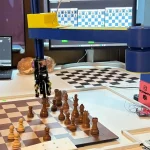 Braț robotic joacă șah simultan pe trei table, atracție la Noaptea Cercetătorilor Sibiu