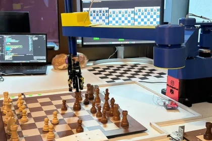 Braț robotic joacă șah simultan pe trei table, atracție la Noaptea Cercetătorilor Sibiu