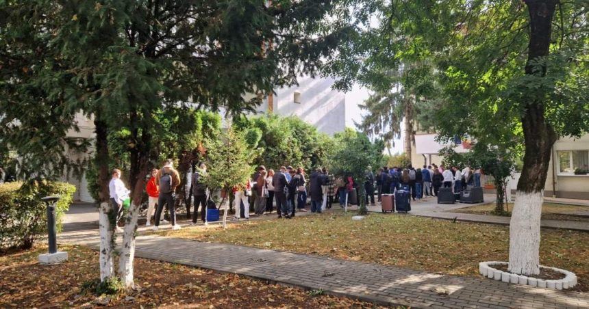 Cămin: patru ore la coadă și bagaje pentru tot anul. „Nu mă întorc până la Crăciun”