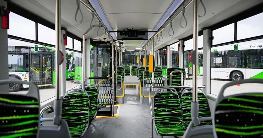 Copil de 7 ani rănit după o frână bruscă a autobuzului pe strada Rahovei