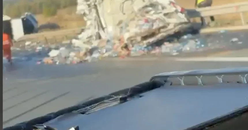 Doi șoferi la spital după ce un TIR a lovit o autoutilitară pe A1, lângă Cristian