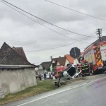 Două persoane, transportate la spital după un accident produs lângă Bradu