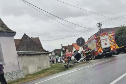 Două persoane, transportate la spital după un accident produs lângă Bradu