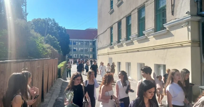 Elevi din Sibiu protestează luni împotriva uniformelor obligatorii, purtând haine negre