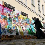 Elevi și artiști pictează împreună o lucrare în curtea Brukenthal, la SCAF