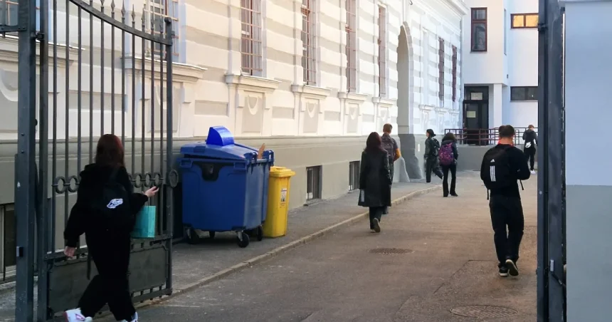 Elevii din Sibiu protestează în negru față de uniformele școlare
