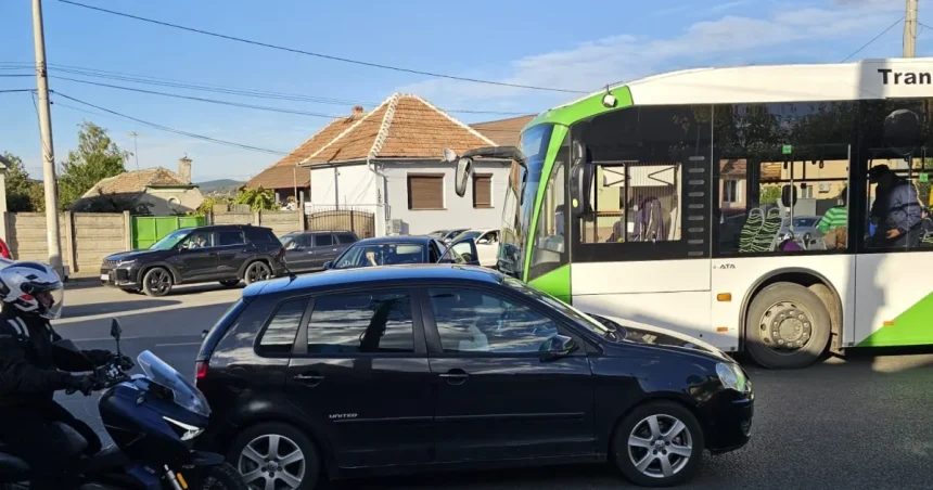 Femeie de 75 de ani rănită într-un autobuz electric după o frânare bruscă