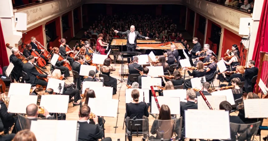 Filarmonica de Stat Sibiu continuă colaborarea cu dirijorul Cristian Lupeș
