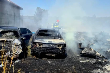 Incendiu la Apoldu de Sus: trei vehicule dezafectate, distruse; o casă salvată de pompieri