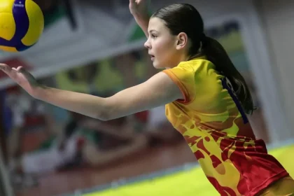 La 14 ani, Adela Vasilescu conduce naționala U16 de volei, cu 12 antrenamente pe săptămână