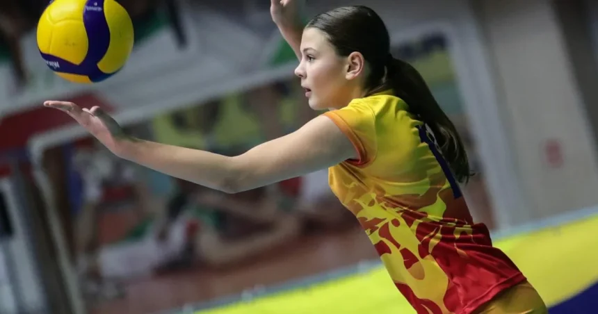 La 14 ani, Adela Vasilescu conduce naționala U16 de volei, cu 12 antrenamente pe săptămână