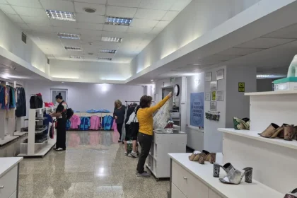 Magazinul ANAF rămâne deschis. Pelerinele de ploaie la 5 lei, cele mai vândute