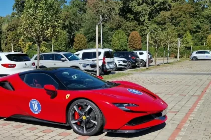 Mai multe Ferrari-uri au ajuns la Sibiu și participă la un tur pe Transfăgărășan