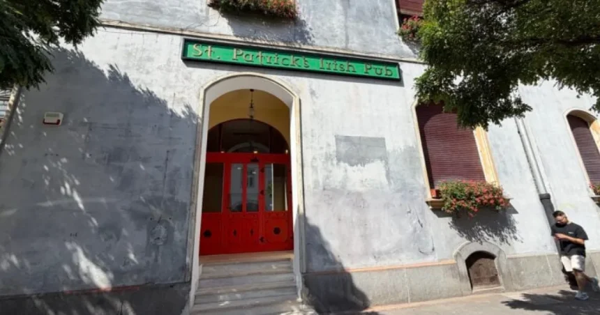 Pub în fosta Poștă de pe Mitropoliei. Patron: Are un timbru istoric