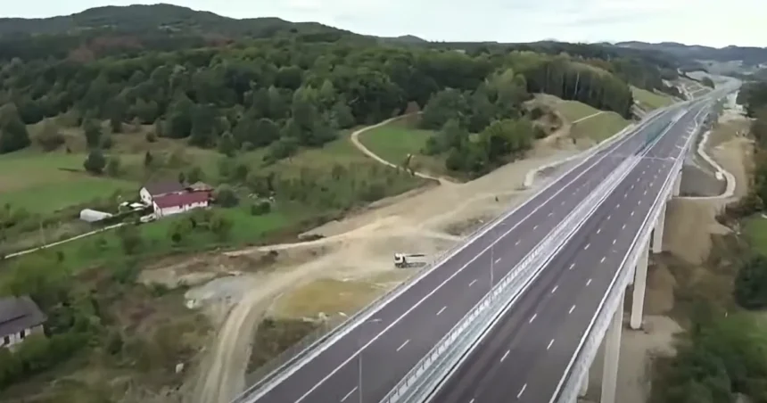 Șofer de TIR, lacrimi la vederea secțiunii Tigveni - Curtea de Argeș