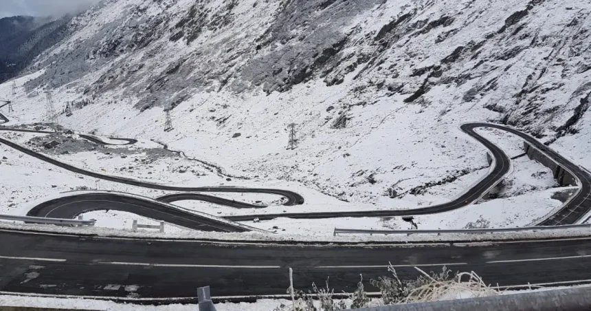 Transfăgărășan, deschis încă trei săptămâni. 10 cm de zăpadă pe șosea