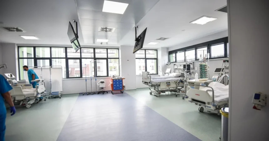 Urgența la parter și ambulanța intră în clădire la noul Spital Militar Sibiu
