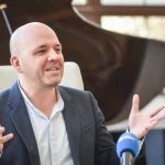 Violoncelistul Lupeș dă în judecată Filarmonica Sibiu și cere suspendarea suspendării