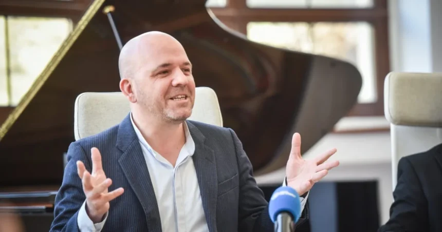 Violoncelistul Lupeș dă în judecată Filarmonica Sibiu și cere suspendarea suspendării