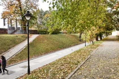 Vreme caldă la final de săptămână, cu ploi pe alocuri